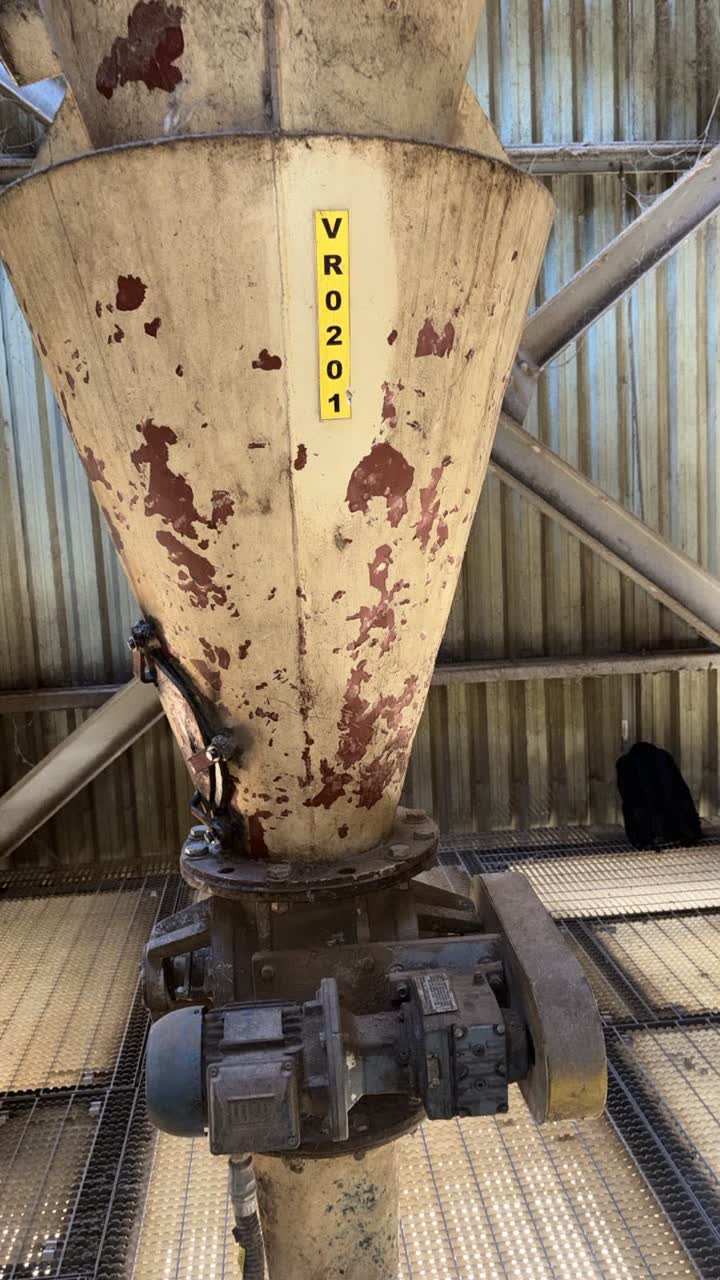 Válvula rotativa VR-0201 identificada na saída do silo pulmão