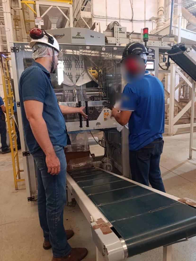 Ajuste da enfardadeira acompanhado pelo engenheiro